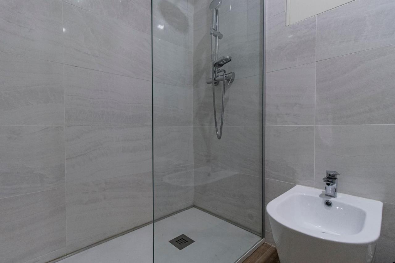 Downtown 1Br Apartment W/ Balcony By Lovelystay Porto Eksteriør billede